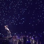 Suga si esibisce sul palco durante il suo concerto "D-DAY in SEOUL", mentre i suoi fan agitano i light stick "BTS Army Bomb", domenica. Il concerto solista di Suga si è tenuto alla Jamsil Arena di Seoul per due giorni consecutivi, il 24 e il 25 giugno. Per gentile concessione di BigHit Music