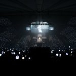 Circa 15.000 fan agitano in aria i light stick del gruppo ufficiale "BTS Army Bomb" mentre assistono all'esibizione di Suga, membro dei BTS, alla Jamsil Arena, domenica. Per gentile concessione di BigHit Music