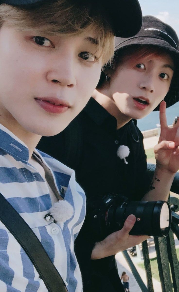 Jimin e Jung kook durante il viaggio a Malta