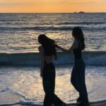 2 girls