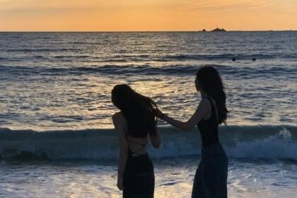 2 girls
