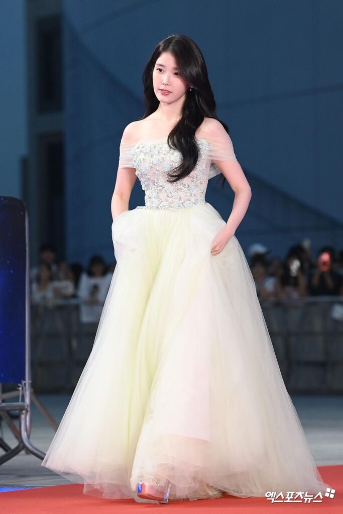IU vince come Miglior Attrice ai Blue Dragon Series Awards